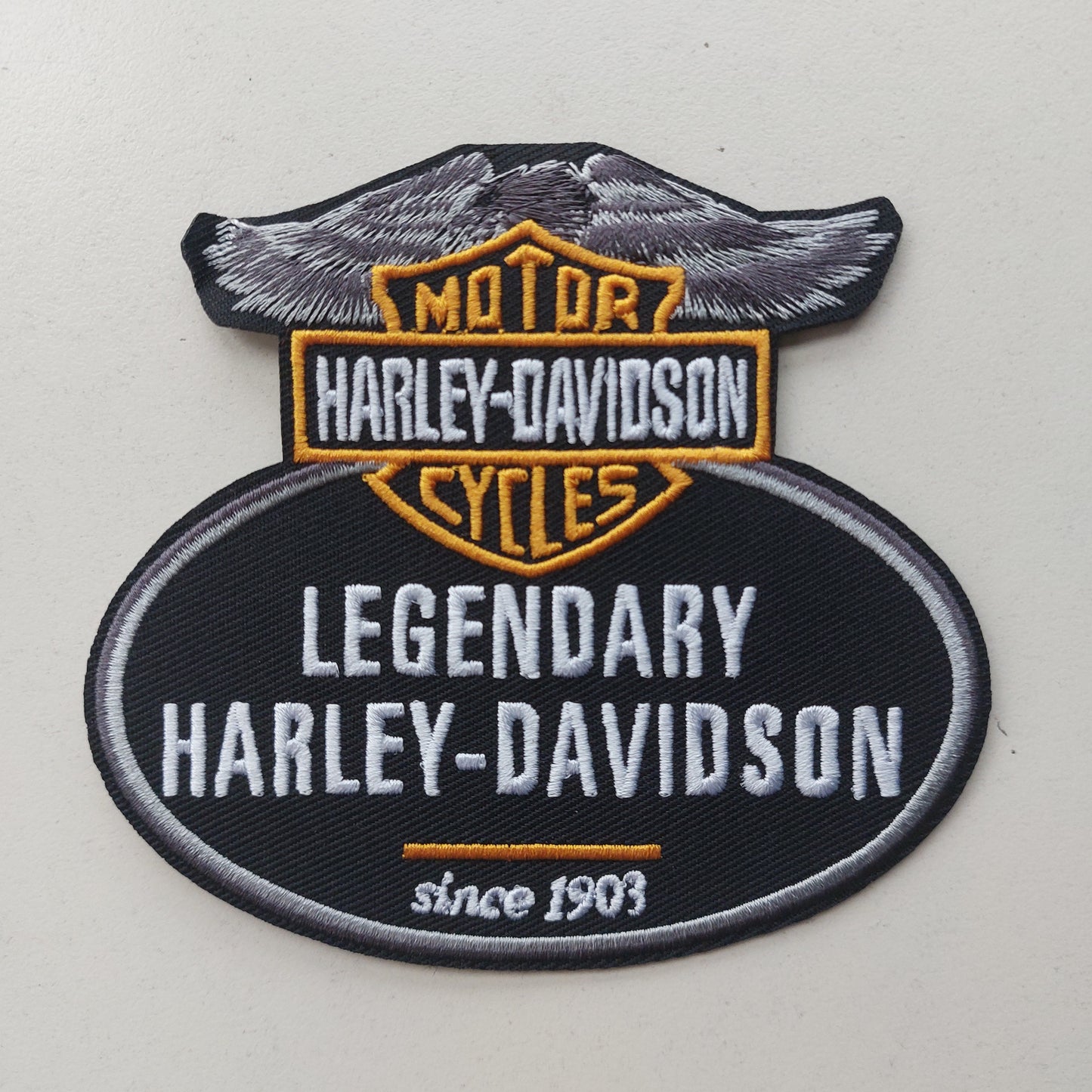Parche Harley Davidson
Pequeño, autoadhesivo, para la parte delantera de una chaqueta de moto.
Chaqueta de moto.
11x 10 cm