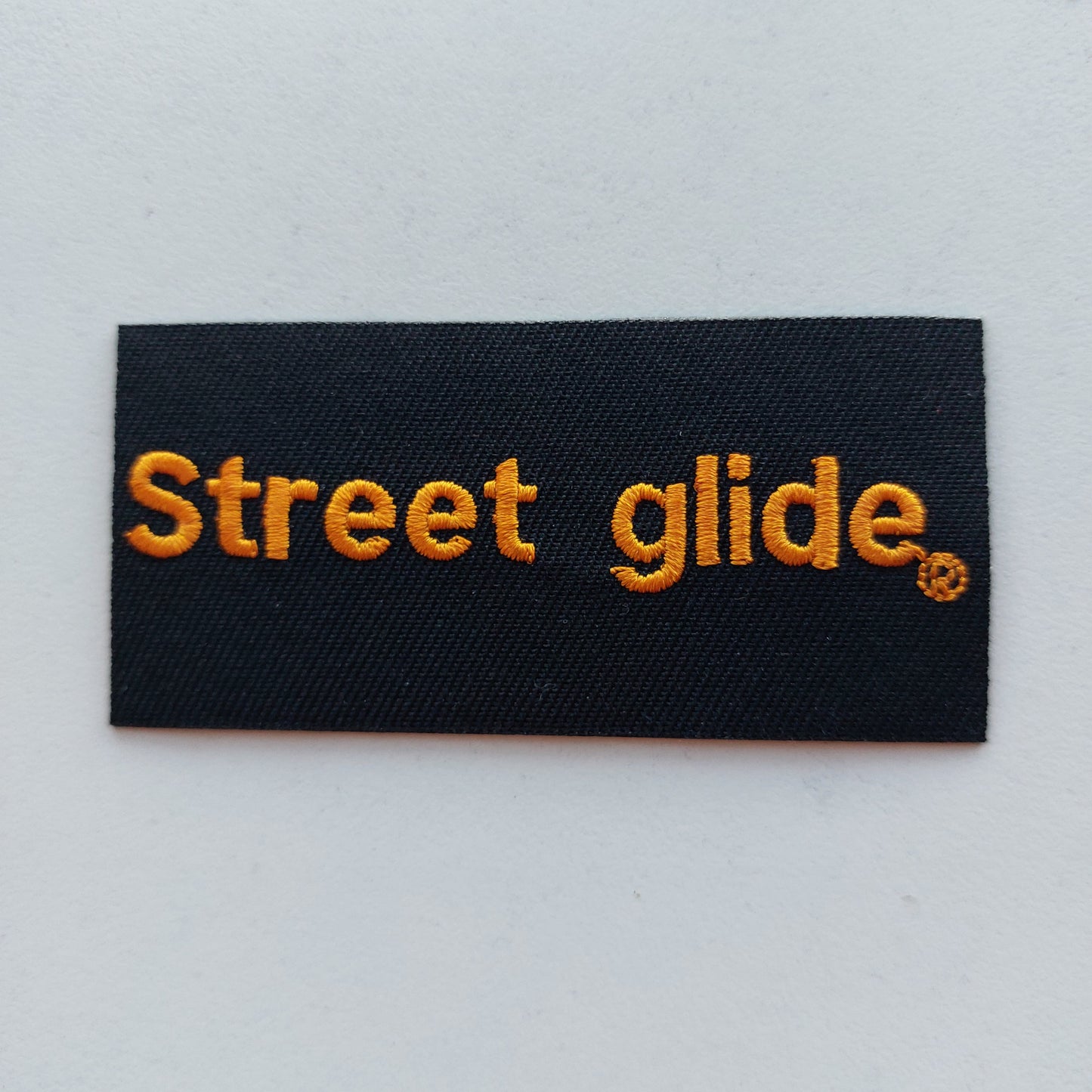 Parche Harley Davidson - Street Glide -
Pequeño, autoadhesivo, para la parte delantera de una chaqueta de moto.
Chaqueta de moto.
8 x 4 cm