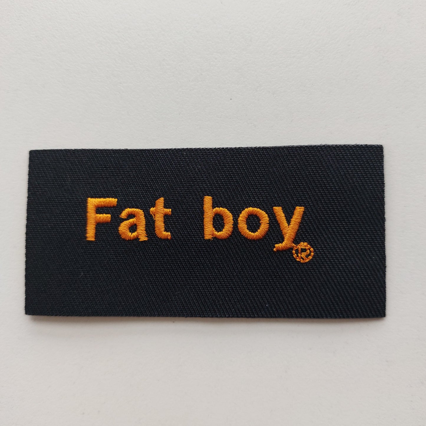 Parche Harley Davidson - Fat Boy -
Pequeño, autoadhesivo, para la parte delantera de una chaqueta de moto.
Chaqueta de moto.
8 x 4 cm