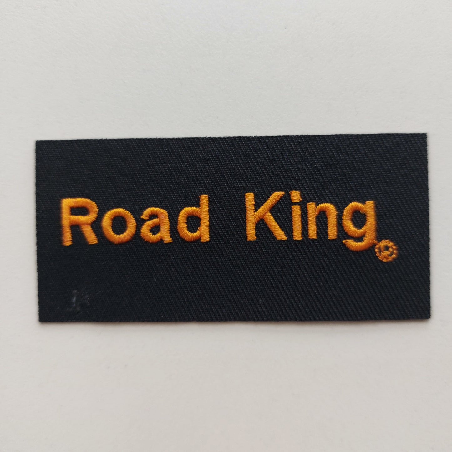 Patch Harley Davidson - Road King -
Petit, autocollant, pour le devant d'une veste de moto
Cm. 8 x 4