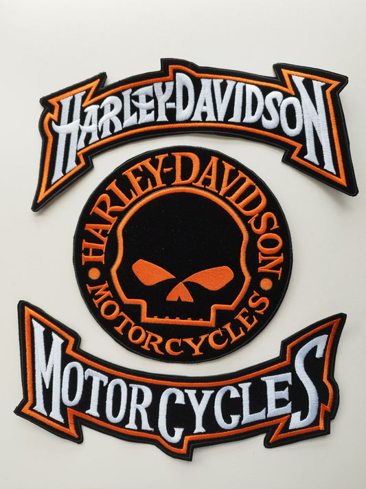 3 große HARLEY DAVIDSON Schleifenaufnäher – STILISIERTE MOTORRÄDER + ORANGER SCHÄDEL