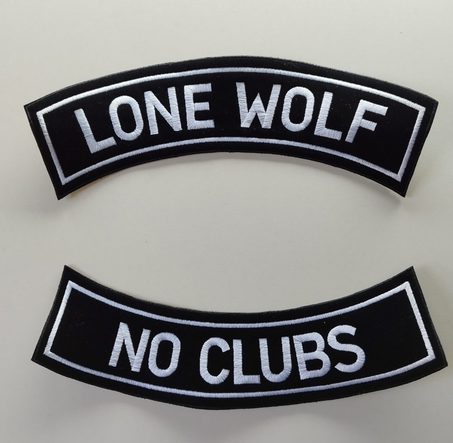 Set 2 grand Ecussons Patch arc– LONE WOLF – NO CLUBS – couleur blanc