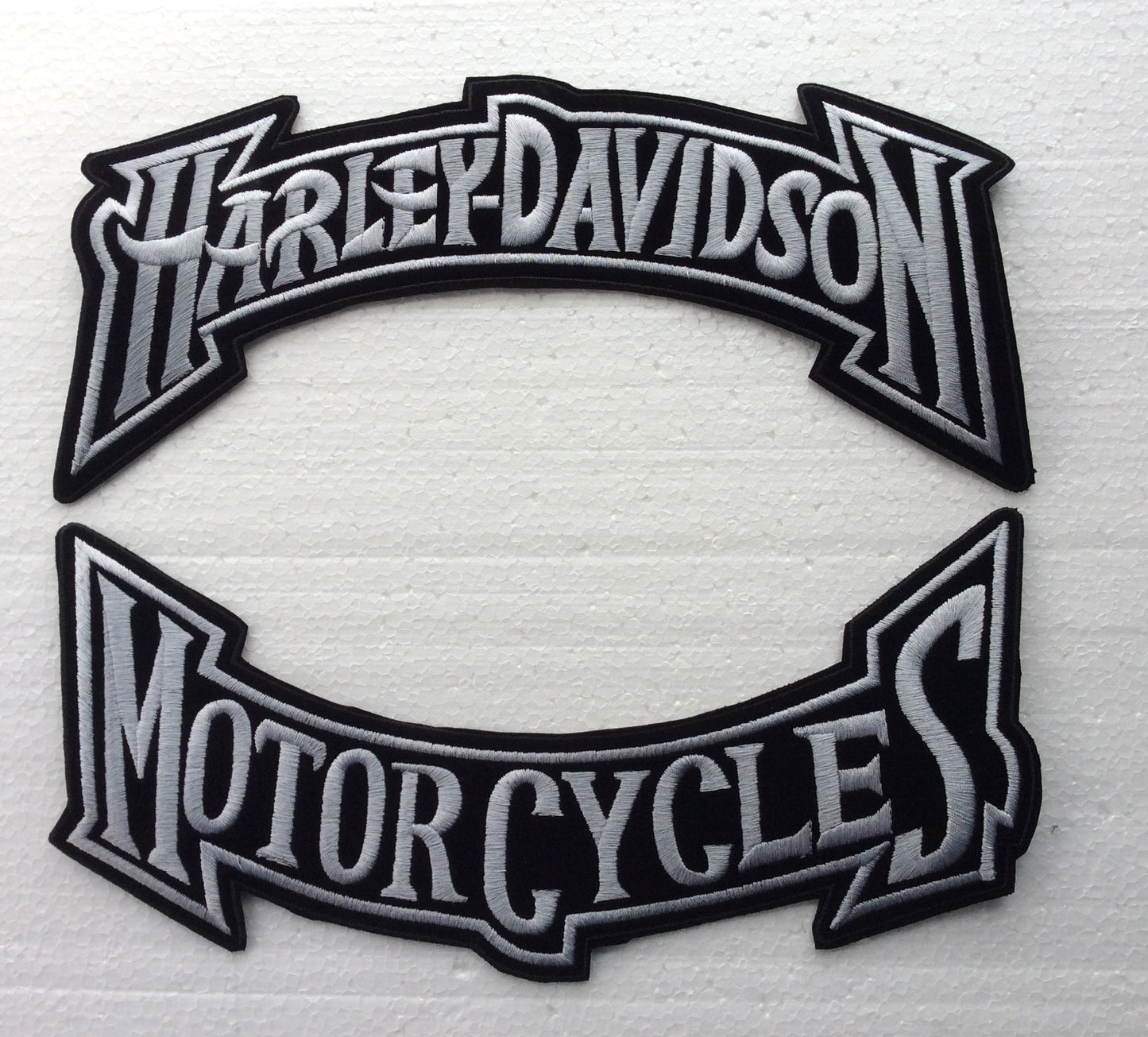 Set 2 patch toppe grandi arco HARLEY DAVIDSON – MOTORCYCLES STILIZZATE colore grigio