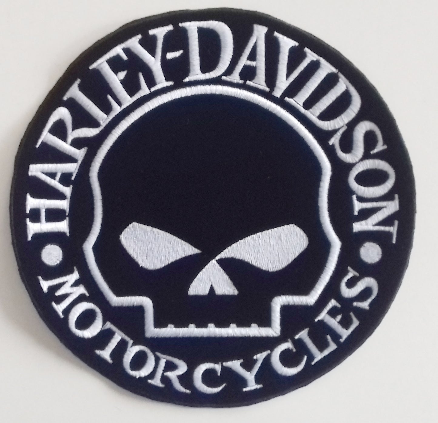 Pequeno parche patch SKULL HARLEY DAVIDSON letras y skull color blanco
